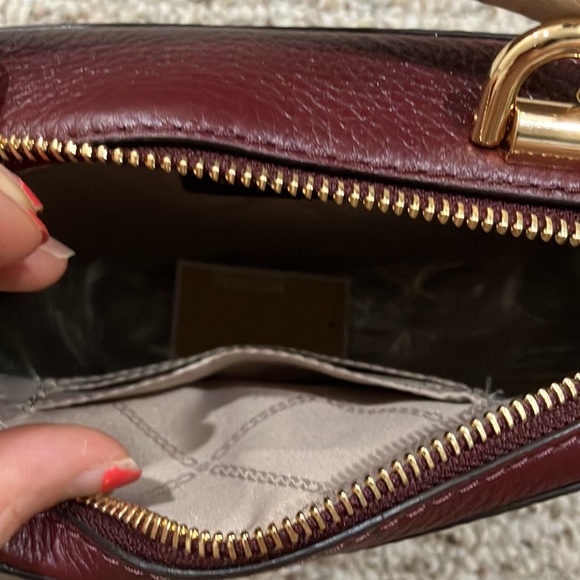 MICHAEL KORS
Mott Mini Color-Block Pebbled Leather Crossbody 32T8GF5C0T - Picture 11 of 14